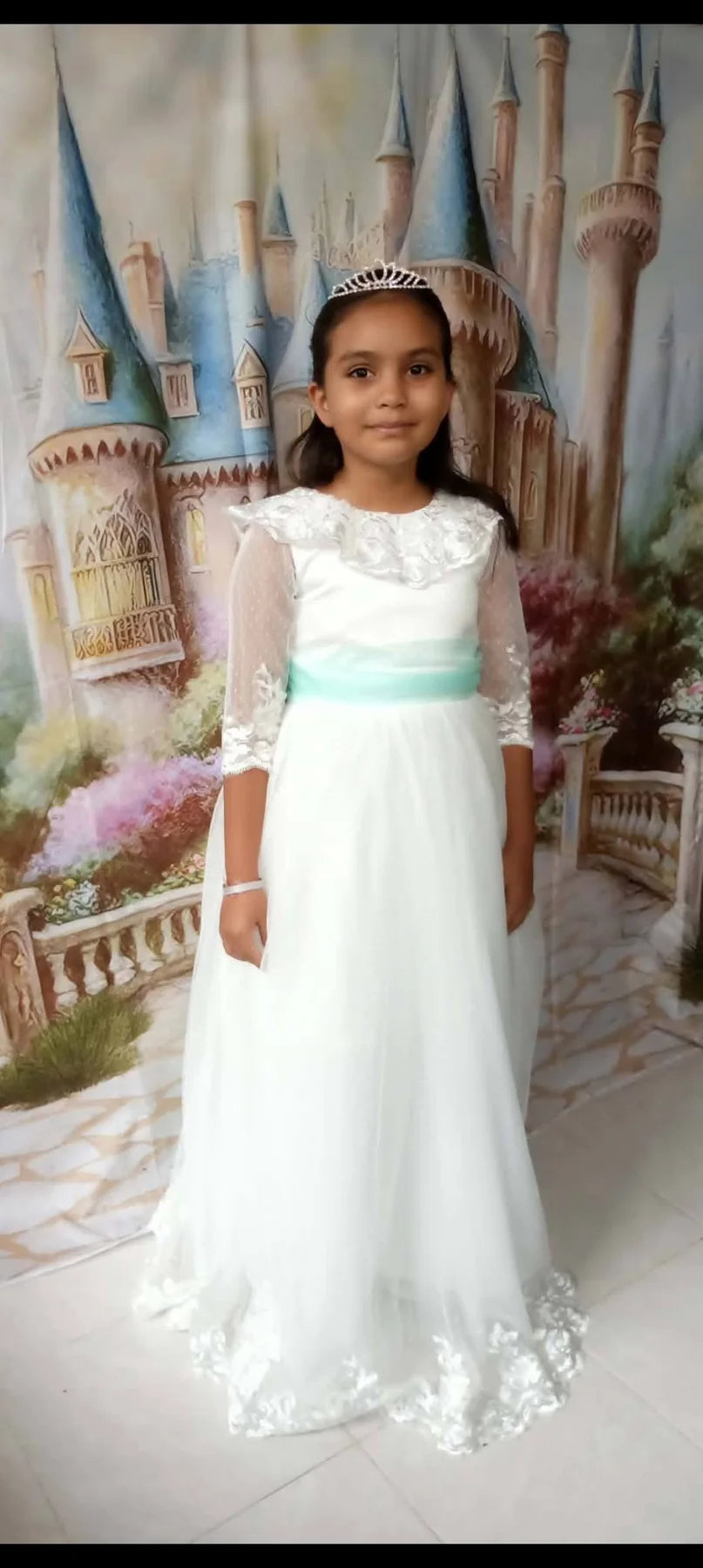 Vestido de princesa blanco con cinturón verde menta